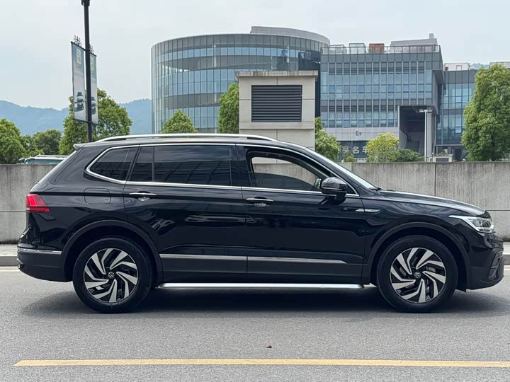 Volkswagen Tiguan L Pro 2025 2025款 出众款 300TSI 自动两驱龙腾版