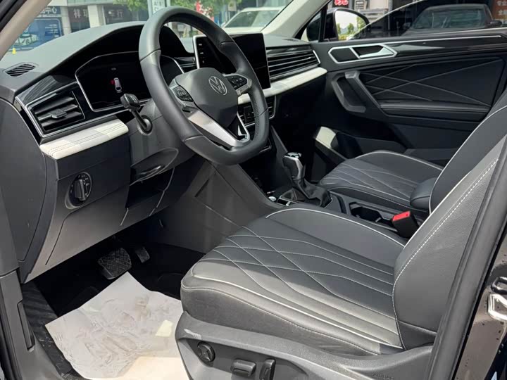 Volkswagen Tiguan L Pro 2025 2025款 出众款 300TSI 自动两驱龙腾版