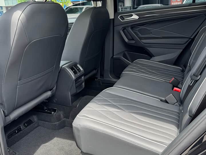 Volkswagen Tiguan L Pro 2025 2025款 出众款 300TSI 自动两驱龙腾版