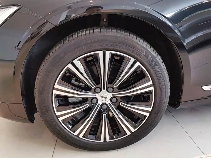 Фото 9 - Volvo S90