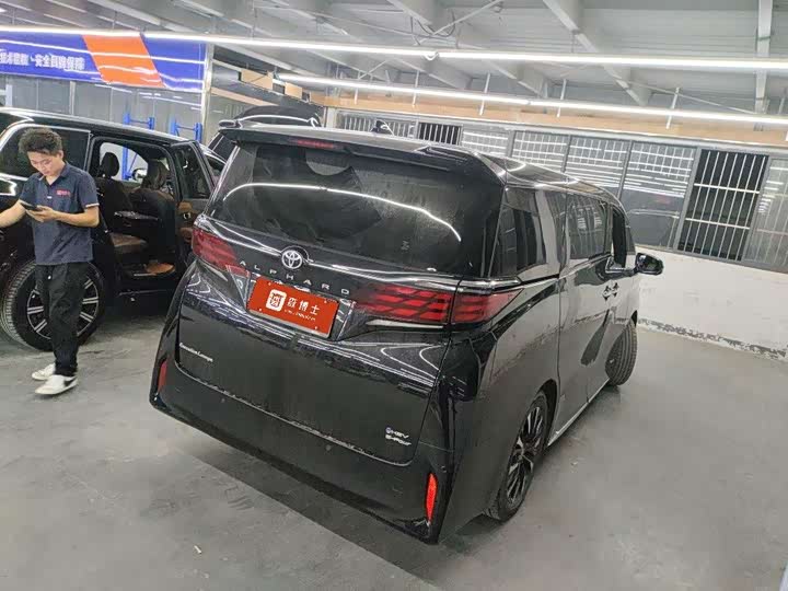 Фото 3 - Toyota Alphard