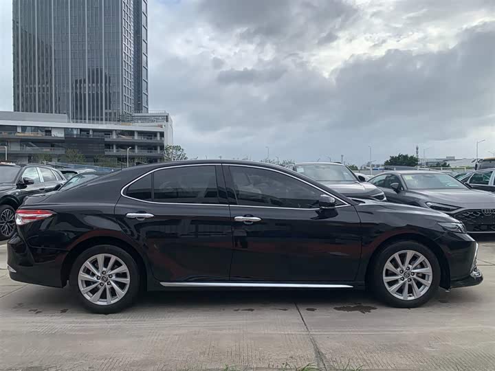 Фото 5 - Toyota Camry