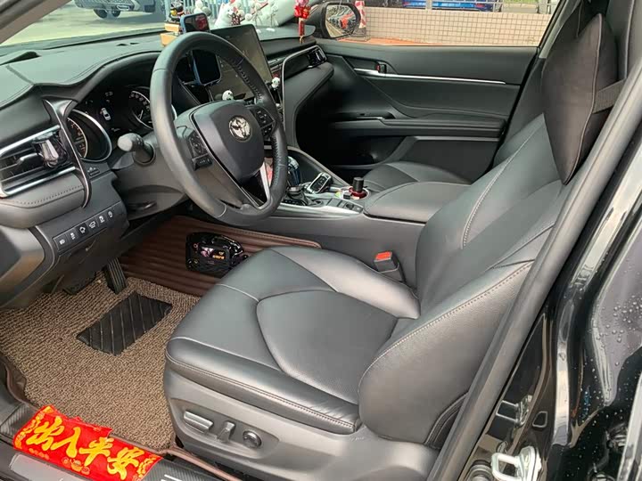 Фото 8 - Toyota Camry