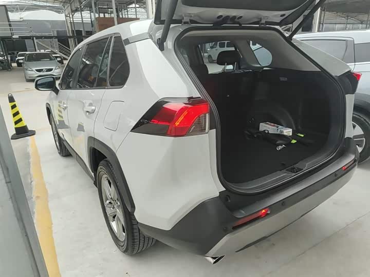 Photo 5 - Toyota RAV4