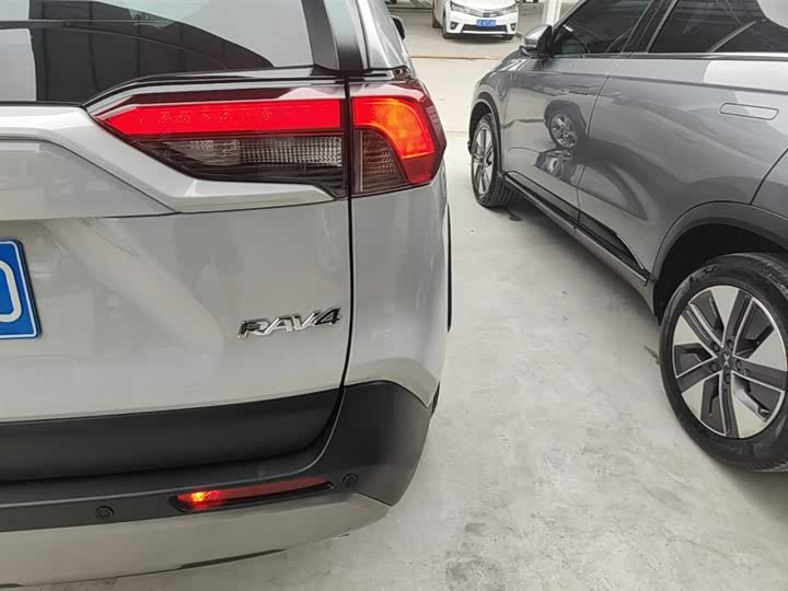 Photo 8 - Toyota RAV4