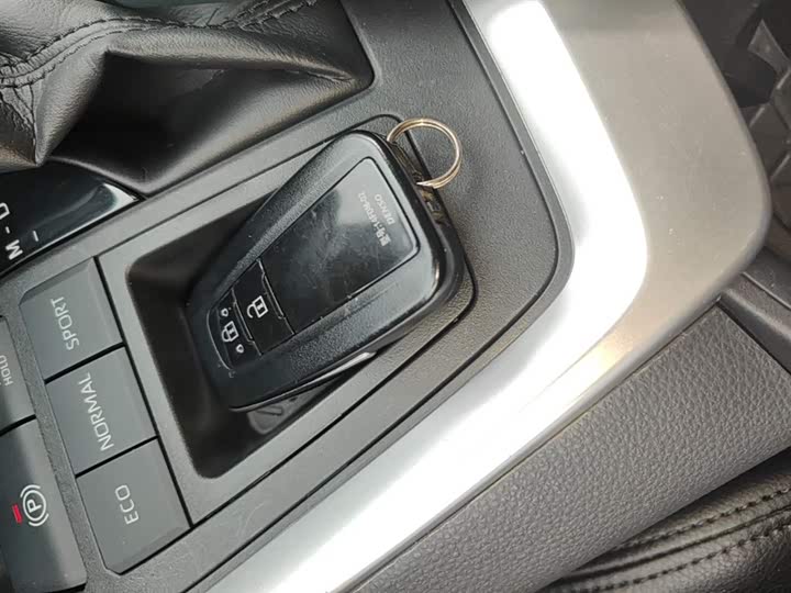 Photo 9 - Toyota RAV4
