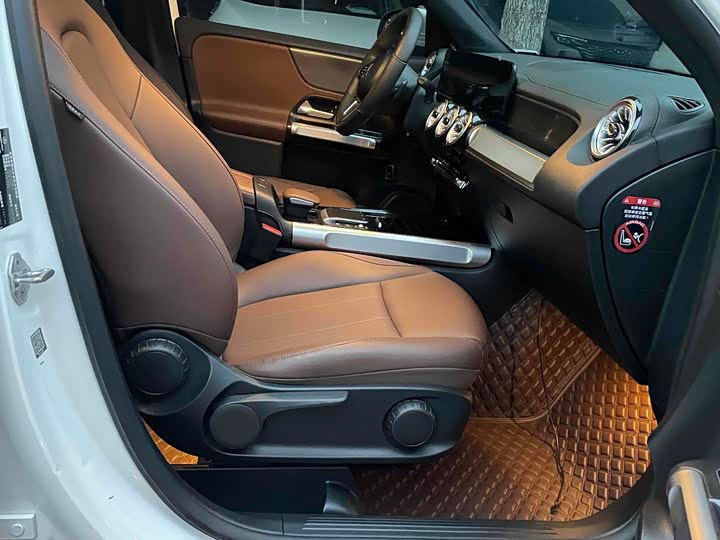 Mercedes-Benz GLB-Class 2022 2022款 GLB 220 动感型
