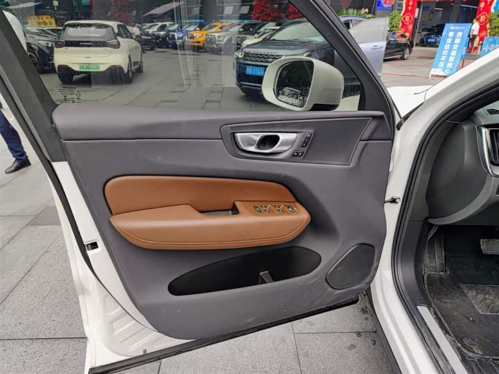 Фото 6 - Volvo XC60