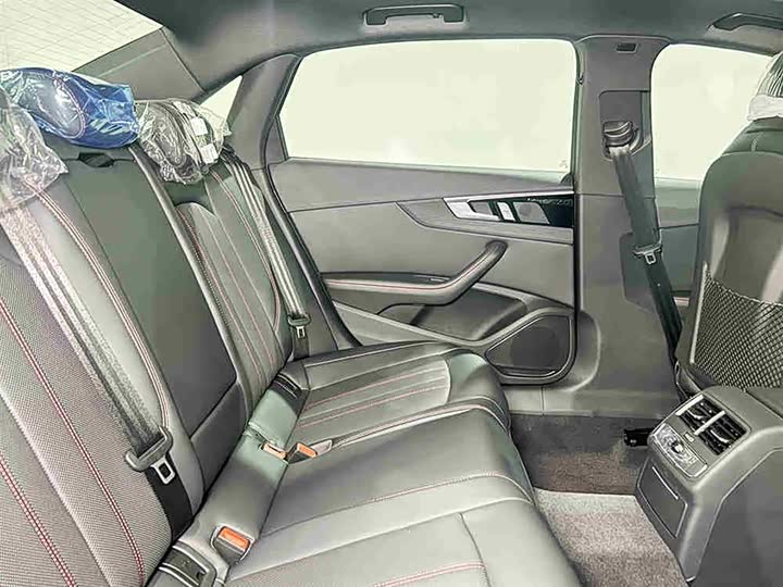 Audi A4L 2025 2025款 200万辆悦享版 40 TFSI 豪华动感型