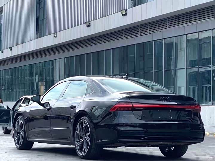 Фото 9 - Audi A7L