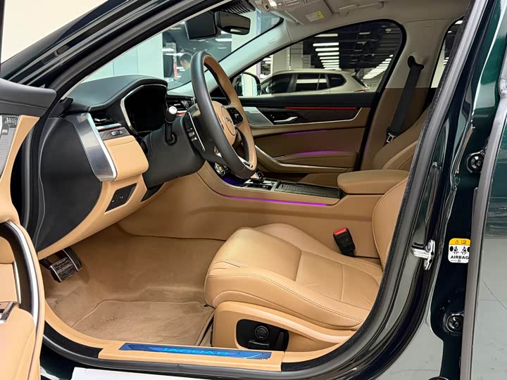 Jaguar XF L 2025 2025款 2.0T P250 两驱尊享豪华版