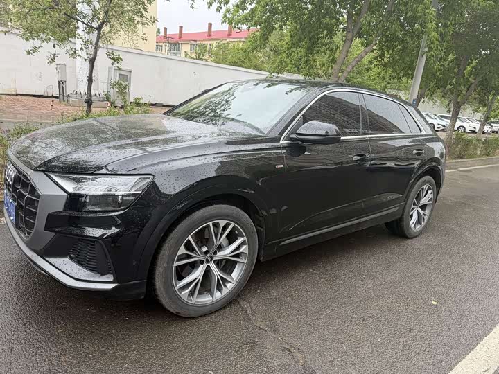 Фото 1 - Audi Q8