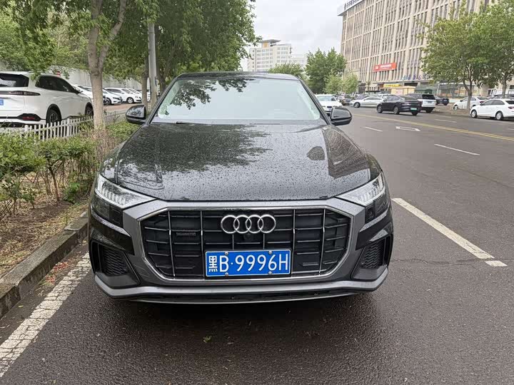 Фото 2 - Audi Q8