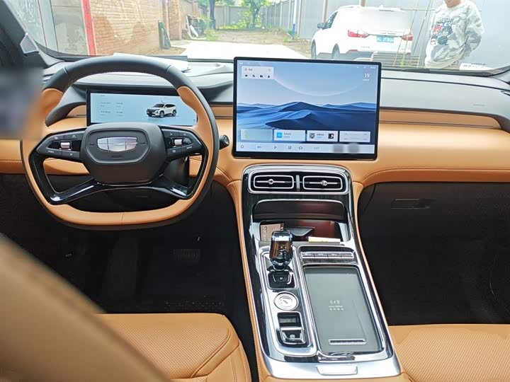 Фото 6 - Geely Atlas L