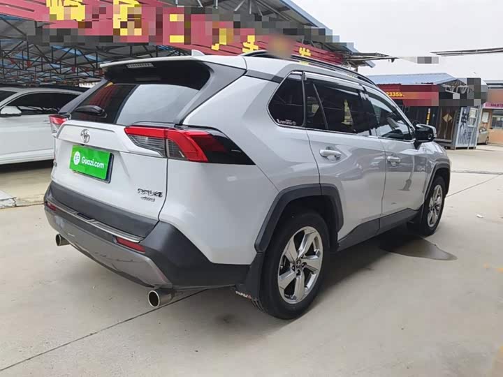 Фото 7 - Toyota RAV4