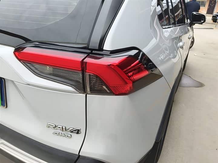 Фото 8 - Toyota RAV4