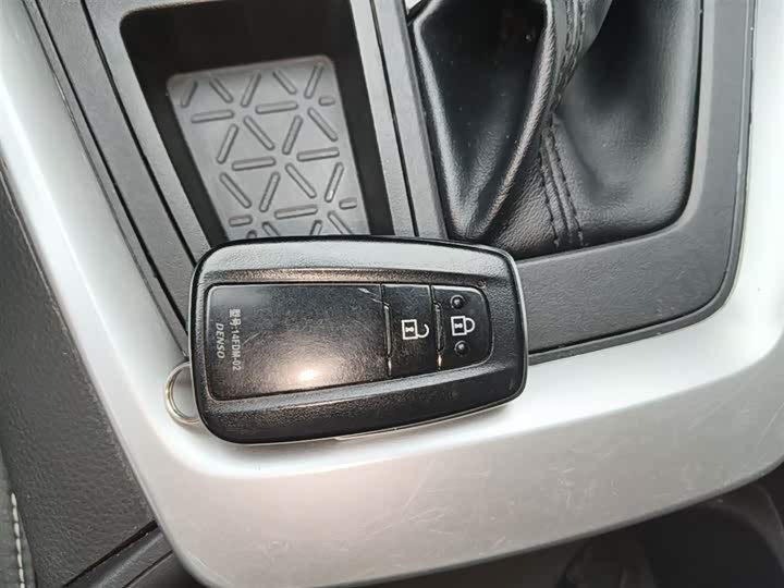 Фото 9 - Toyota RAV4