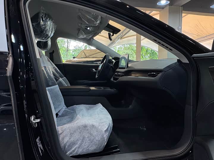 Фото 6 - Hongqi E-QM5