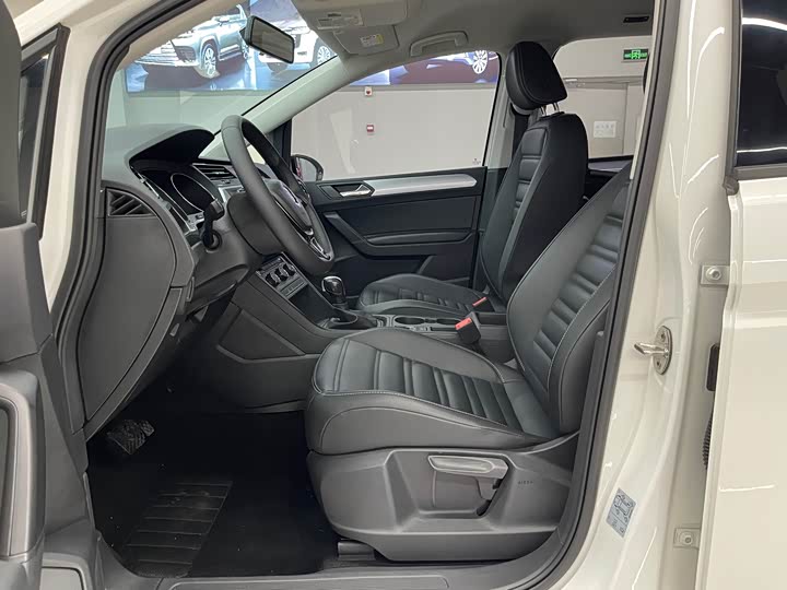 Photo 7 - Volkswagen Touran L