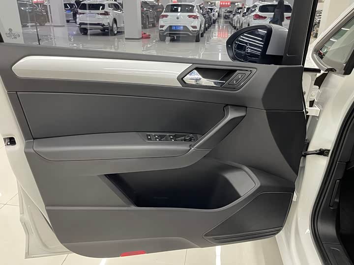 Photo 8 - Volkswagen Touran L