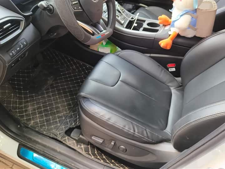 Фото 9 - Hyundai Santa Fe