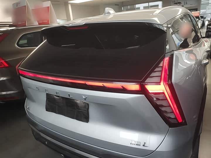 Фото 6 - Geely Atlas L