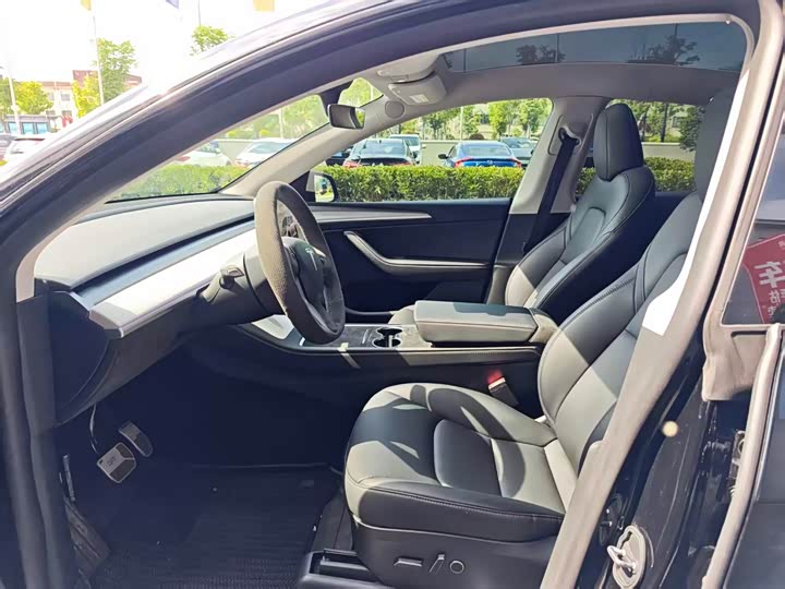 Photo 4 - Tesla Model Y