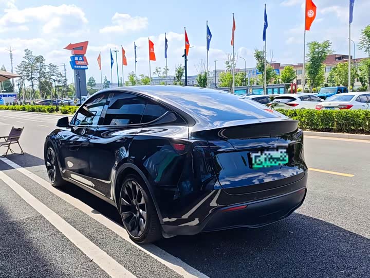 Photo 8 - Tesla Model Y