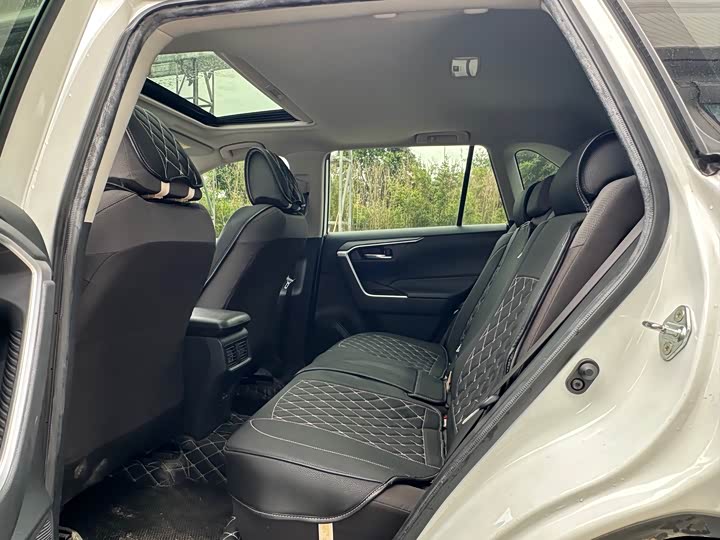 Фото 6 - Toyota RAV4
