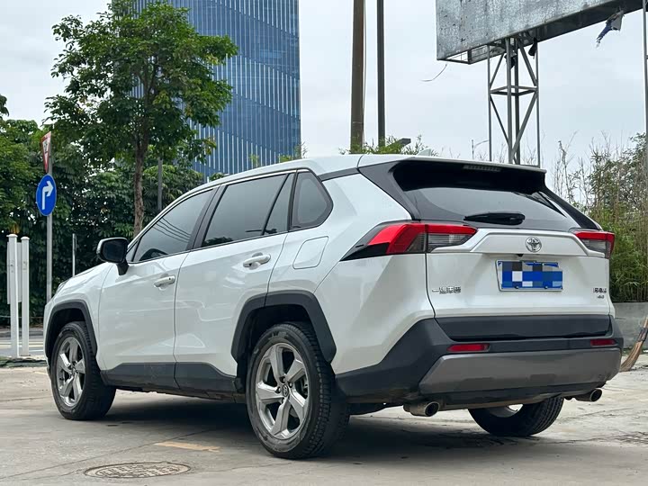 Фото 7 - Toyota RAV4