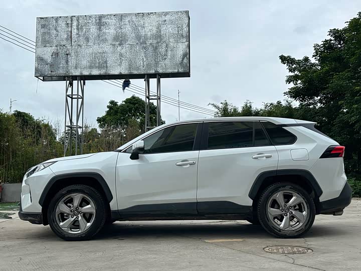 Фото 8 - Toyota RAV4