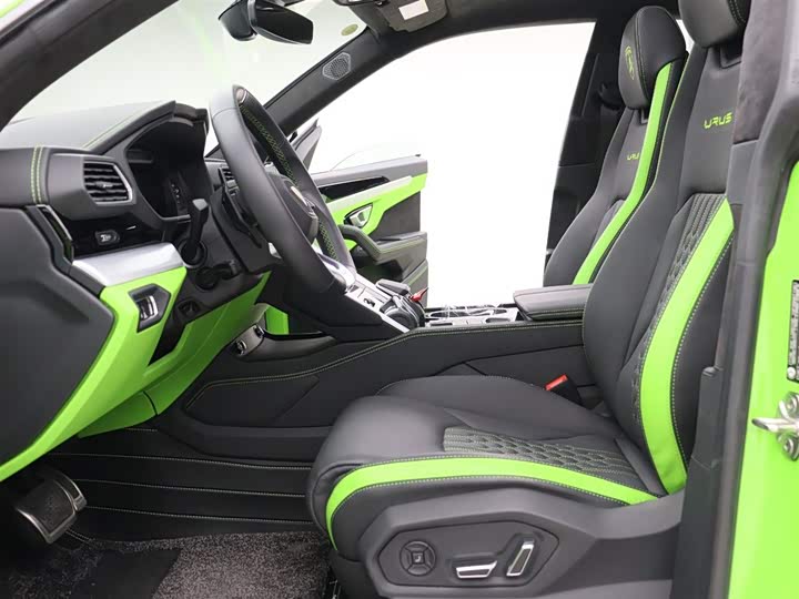 Фото 2 - Lamborghini Urus