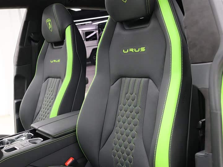 Фото 3 - Lamborghini Urus