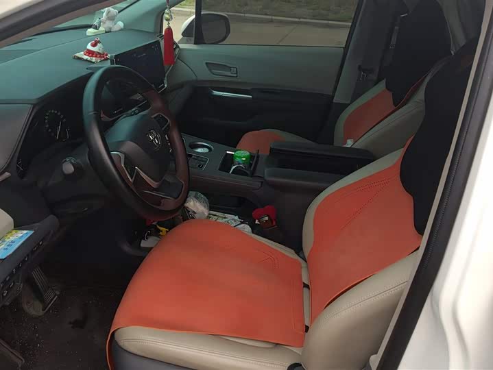 Фото 9 - Toyota Sienna