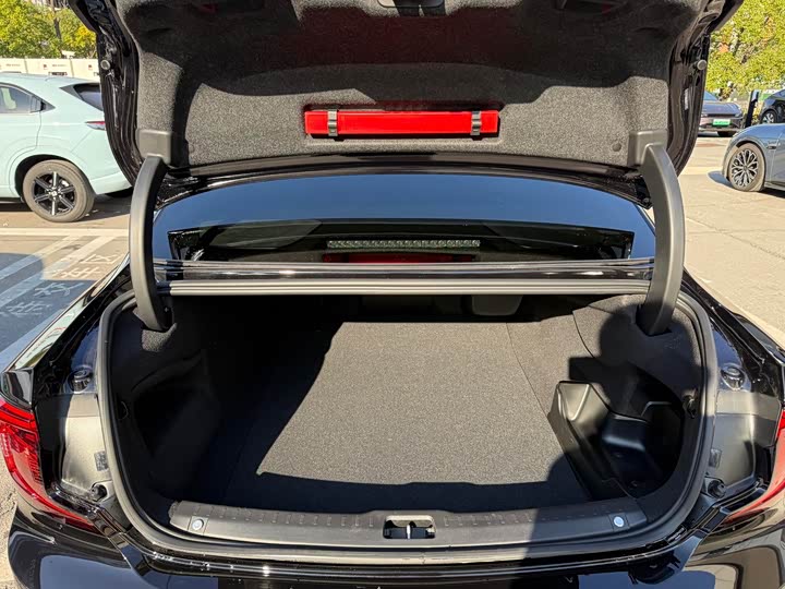Volvo S90 Hybrid 2025 2025款 插电式混动 四驱长续航智雅豪华版