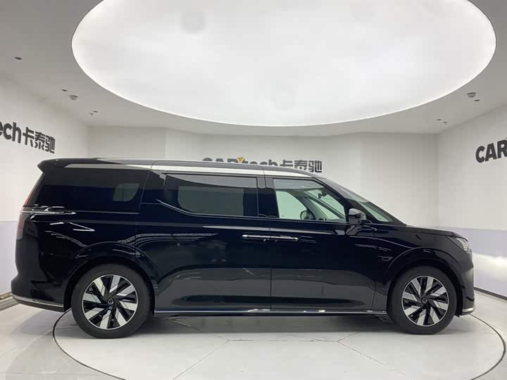 2025 Volvo EM90