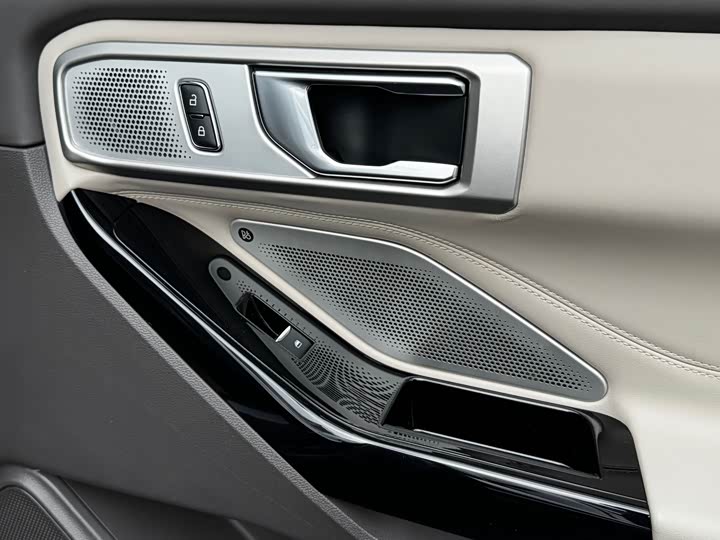 Фото 8 - Ford Explorer