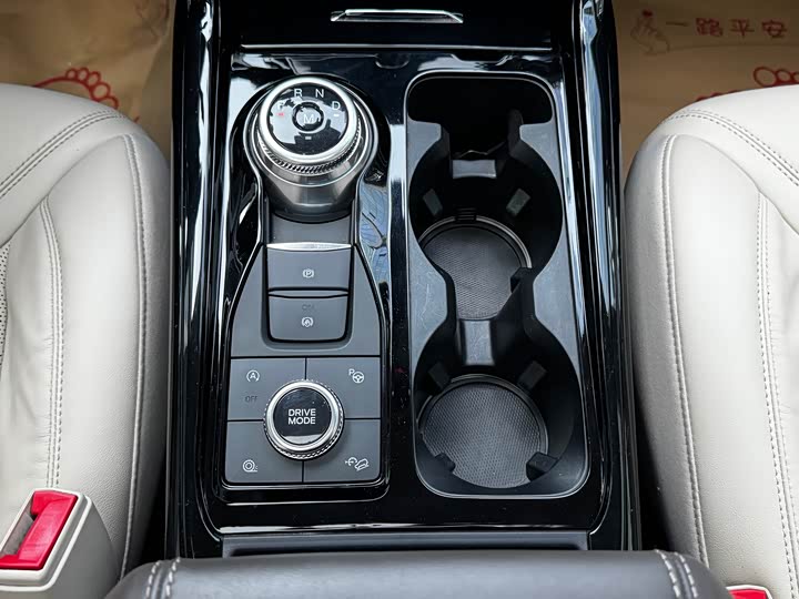 Фото 9 - Ford Explorer