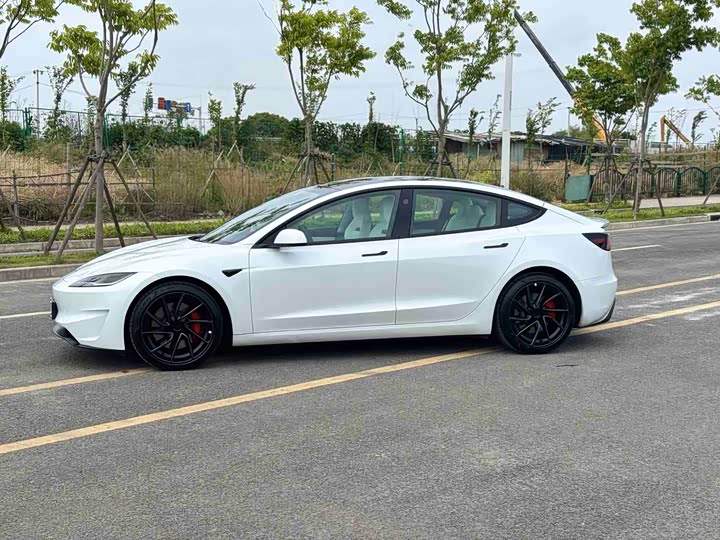Фото 4 - Tesla Model 3
