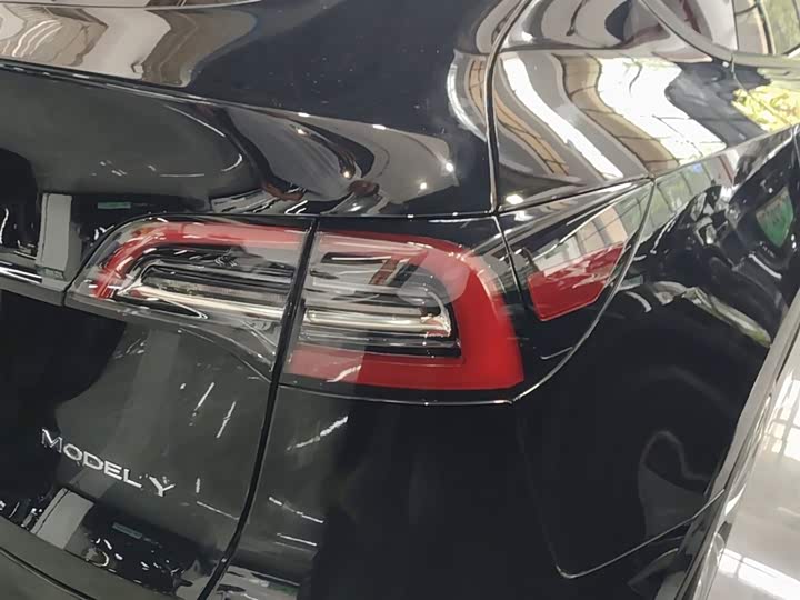 Zdjęcie 8 - Tesla Model Y