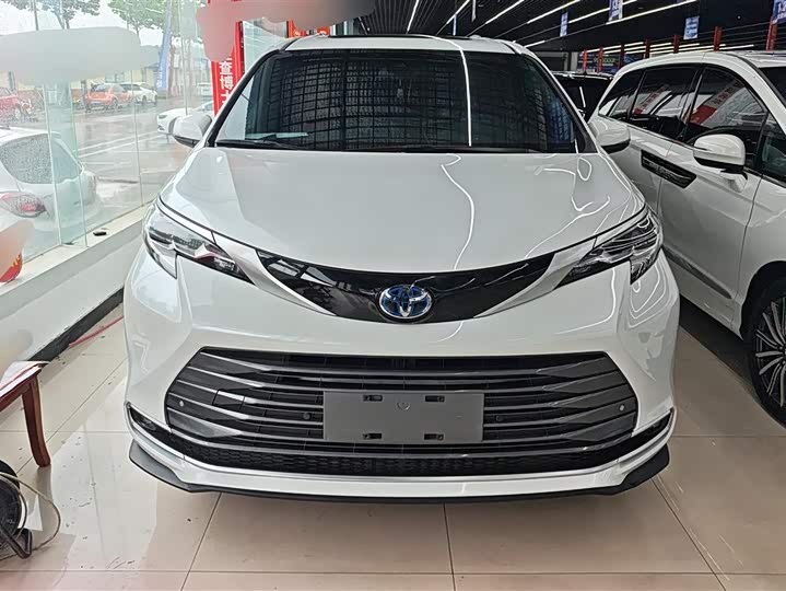 Photo 2 - Toyota Sienna