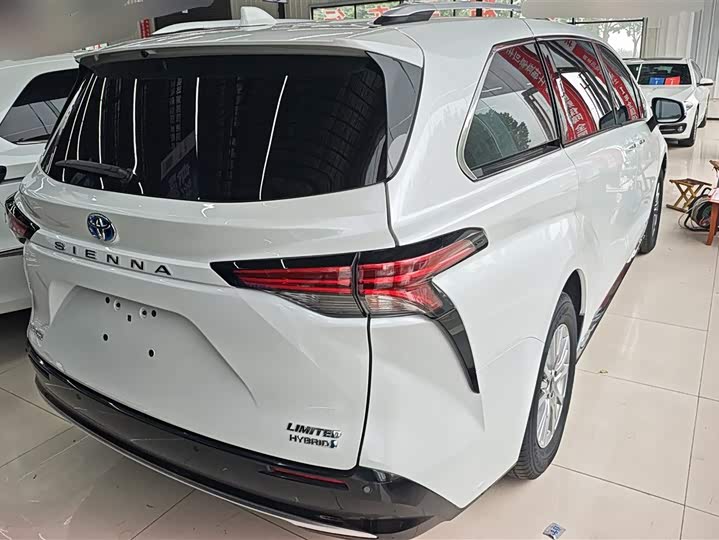 Photo 3 - Toyota Sienna