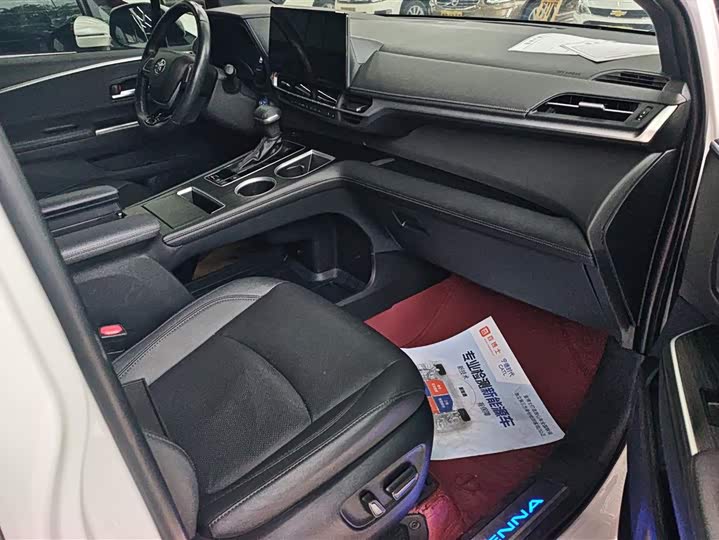 Photo 8 - Toyota Sienna