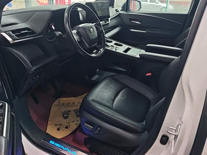 Photo 9 - Toyota Sienna