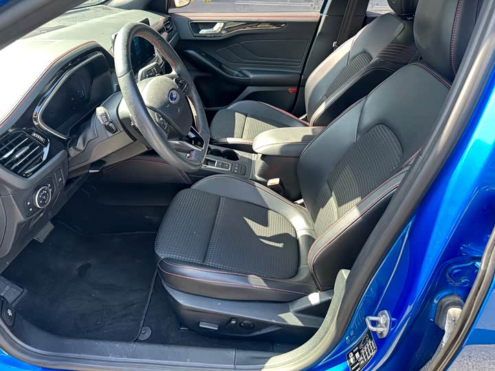 Ford Focus 2021 2021款 三厢 EcoBoost 180 自动ST Line