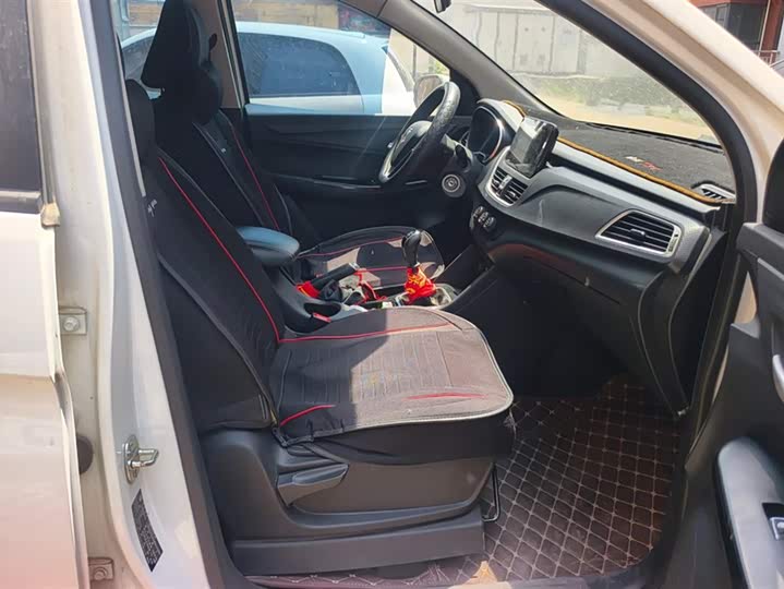 Baojun 730 2021 2021款 1.5L 手动时尚型 7座