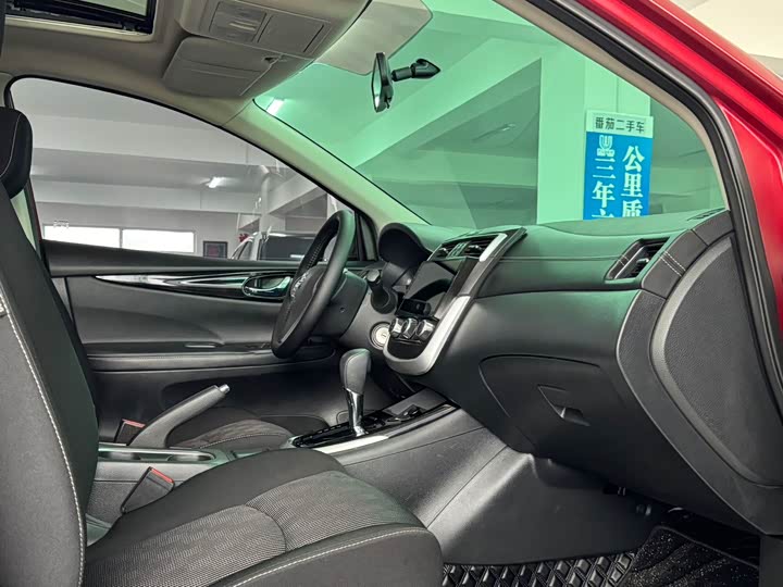 Фото 4 - Nissan Tiida