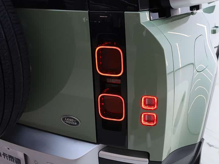 Photo 9 - Land Rover Defender