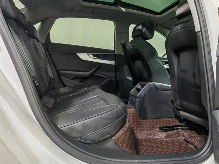 Photo 6 - Audi A4L