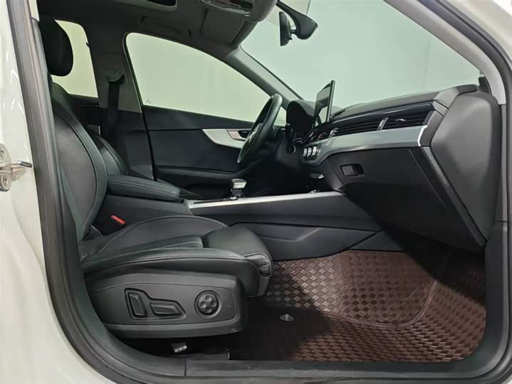 Photo 7 - Audi A4L